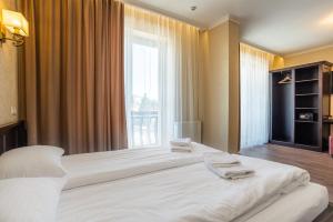 Postel nebo postele na pokoji v ubytování Amarena SPA Hotel - Breakfast included in the price Spa Swimming pool Sauna Hammam Jacuzzi Restaurant inexpensive and delicious food Parking area Barbecue 400 m to Bukovel Lift 1 room and cottages