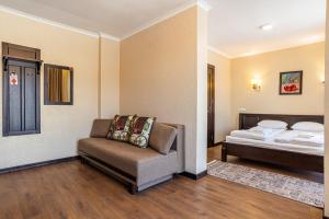 Postel nebo postele na pokoji v ubytování Amarena SPA Hotel - Breakfast included in the price Spa Swimming pool Sauna Hammam Jacuzzi Restaurant inexpensive and delicious food Parking area Barbecue 400 m to Bukovel Lift 1 room and cottages