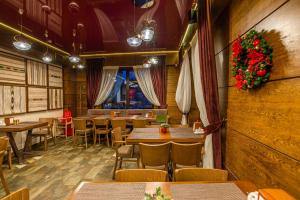 Posezení v ubytování Amarena SPA Hotel - Breakfast included in the price Spa Swimming pool Sauna Hammam Jacuzzi Restaurant inexpensive and delicious food Parking area Barbecue 400 m to Bukovel Lift 1 room and cottages
