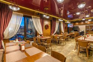 Posezení v ubytování Amarena SPA Hotel - Breakfast included in the price Spa Swimming pool Sauna Hammam Jacuzzi Restaurant inexpensive and delicious food Parking area Barbecue 400 m to Bukovel Lift 1 room and cottages