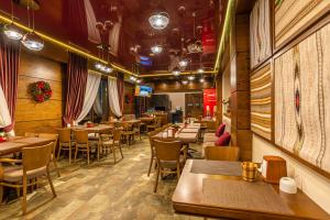 Restaurace v ubytování Amarena SPA Hotel - Breakfast included in the price Spa Swimming pool Sauna Hammam Jacuzzi Restaurant inexpensive and delicious food Parking area Barbecue 400 m to Bukovel Lift 1 room and cottages