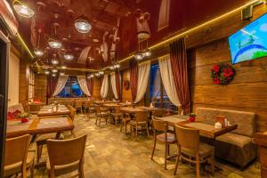 Restaurace v ubytování Amarena SPA Hotel - Breakfast included in the price Spa Swimming pool Sauna Hammam Jacuzzi Restaurant inexpensive and delicious food Parking area Barbecue 400 m to Bukovel Lift 1 room and cottages