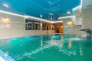 Bazén v ubytování Amarena SPA Hotel - Breakfast included in the price Spa Swimming pool Sauna Hammam Jacuzzi Restaurant inexpensive and delicious food Parking area Barbecue 400 m to Bukovel Lift 1 room and cottages nebo v jeho okolí