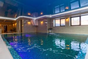 Bazén v ubytování Amarena SPA Hotel - Breakfast included in the price Spa Swimming pool Sauna Hammam Jacuzzi Restaurant inexpensive and delicious food Parking area Barbecue 400 m to Bukovel Lift 1 room and cottages nebo v jeho okolí