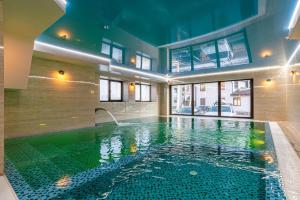Bazén v ubytování Amarena SPA Hotel - Breakfast included in the price Spa Swimming pool Sauna Hammam Jacuzzi Restaurant inexpensive and delicious food Parking area Barbecue 400 m to Bukovel Lift 1 room and cottages nebo v jeho okolí