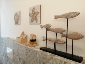 une exposition de chaises sur un comptoir dans un musée dans l'établissement Bixio Suites, à La Spezia