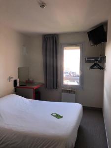 Habitación de hotel con cama y ventana en Fasthotel, en Jaux