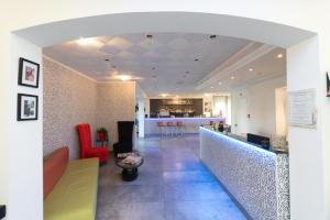 un hall avec un bar et une cuisine en arrière-plan dans l'établissement Hotel Etna, à Riccione