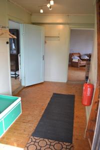 ein Wohnzimmer mit einem Raum mit einem Hydranten in der Unterkunft Klappa in Malmbäck