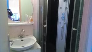 y baño con lavabo, aseo y ducha. en Gîte HEINTZ en Schleithal