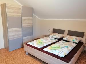 Postel nebo postele na pokoji v ubytování Haus Staubmann Nähe Red Bull Ring Murtal Spielberg
