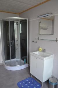 ein Bad mit einer Dusche und einem Waschbecken in der Unterkunft Klappa in Malmbäck