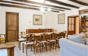Nhà hàng/khu ăn uống khác tại Cozy Home In Mayrinhac-lentour With Private Swimming Pool, Can Be Inside Or Outside