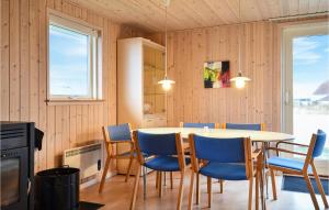 comedor con mesa y sillas azules en Awesome Home In Harbore With 3 Bedrooms And Wifi, en Harboør