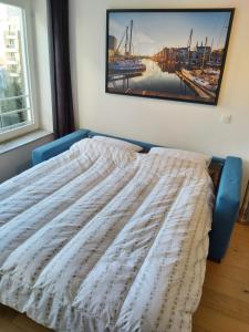 een bed in een kamer met een foto aan de muur bij Ostend Sea Paradise in Oostende
