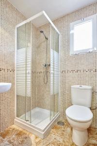 Kúpeľňa v ubytovaní Casa LLimona: La casa perfecta para tus vacaciones.