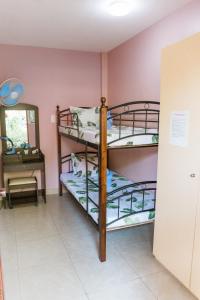 - 2 lits superposés dans une chambre avec un miroir dans l'établissement Backpackers Place in SEAVIEWHILLS BOHOL, à Panglao