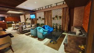 Parkway Inn Hotel & Spa في باكو: غرفة معيشة مع أريكة وطاولة