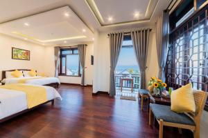 Habitación de hotel con 2 camas y balcón en Green Hill Villa, en Hoi An