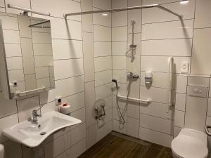 Koupelna v ubytování M70 Apartmanház