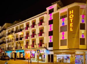budynek z napisem, który czyta hotel w obiekcie Hotel Nomada w mieście Pozoblanco