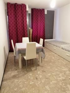 een kamer met een tafel en stoelen en een bed bij Casa 96F in Venetië