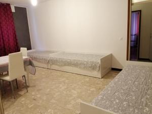 een slaapkamer met een bed en een tafel en stoelen bij Casa 96F in Venetië