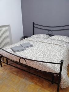- un lit avec un cadre noir et une couette blanche dans l'établissement Casa 96F, à Venise
