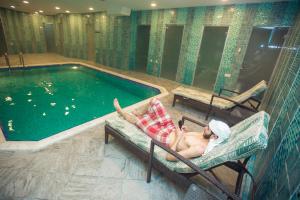 Bazén v ubytování Parkway Inn Hotel & Spa nebo v jeho okolí