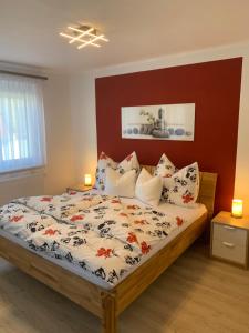 A bed or beds in a room at Ferienwohnungen zum Briefmarkenhaus