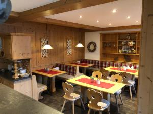 um restaurante com paredes e mesas e cadeiras de madeira em Franzele Appartements & Breakfast em Sölden