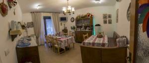 a room with a table and a dining room at B&B dai Carari in Mira