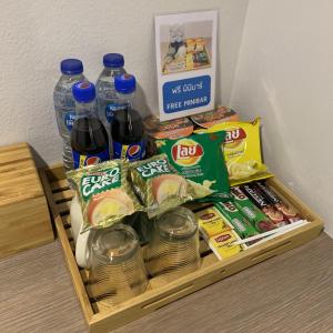 uma caixa de madeira com bebidas, comida e snacks em Toptel Thaphra - ท็อปเทล ท่าพระ em Bangkok