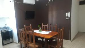Un comedor con mesa y sillas de madera. en San Luis Centro, en San Luis