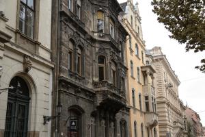 Brody House - boutique hotel في بودابست: مبنى قديم وبه الكثير من النوافذ على شارع