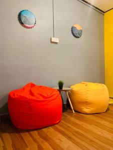 two bean bags and a table in a room at Ammar Homestay in Kuala Terengganu