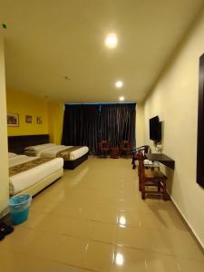 TIONG HUA HOTEL客房内的一张或多张床位