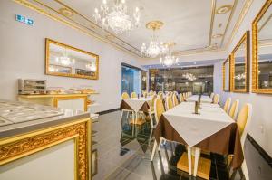 uma sala de jantar com mesas, cadeiras e lustres em Hotel LX Rossio em Lisboa