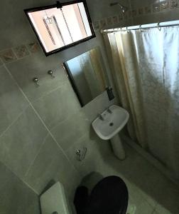 ein Badezimmer mit Waschbecken und Dusche mit Spiegel in der Unterkunft Mirador de Salta House in Salta