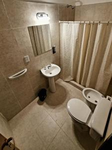 ein Badezimmer mit Waschbecken, Toilette und Dusche in der Unterkunft Mirador de Salta House in Salta