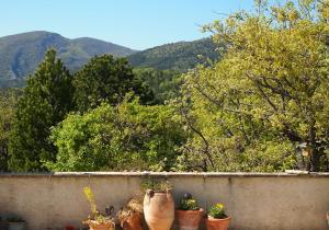 Vista generica sulle montagne o vista sulle montagne dall'interno del bed & breakfast