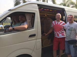 3 Leute stehen hinten in einem Van in der Unterkunft You In House URT Surathani Airport in Surat Thani