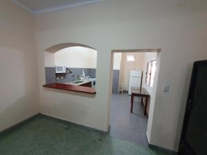 ein leeres Zimmer mit einer Küche und einem Flur in der Unterkunft Mirador de Salta House in Salta + 19 Fotos