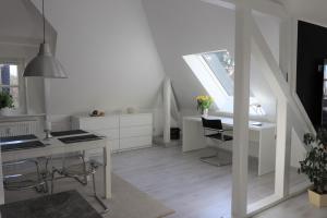 cocina blanca con escritorio y ventana en Ferienwohnung Villa Ruhr, en Mülheim an der Ruhr