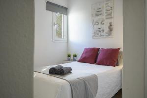 a bedroom with a bed with red pillows on it at Casa Amanecer in Tías