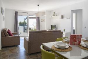 - un salon avec un canapé et une table dans l'établissement Casa Amanecer, à Tías