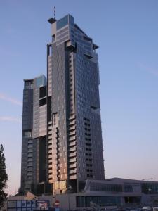 グディニャにあるSea Towersの窓が多い高層ビル