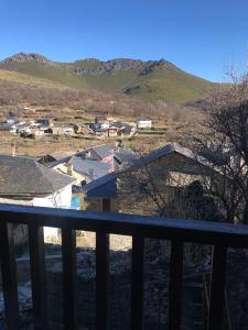 een uitzicht vanaf het balkon van een huis met bergen op de achtergrond bij El Pajar in San Ciprián