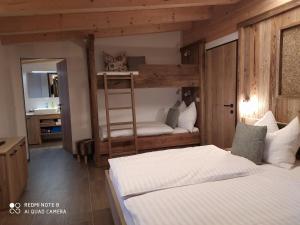 Postelja oz. postelje v sobi nastanitve Alp-IN Lodges Kaprun