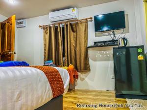 TV a/nebo společenská místnost v ubytování Relaxing House Koh Yao Yai